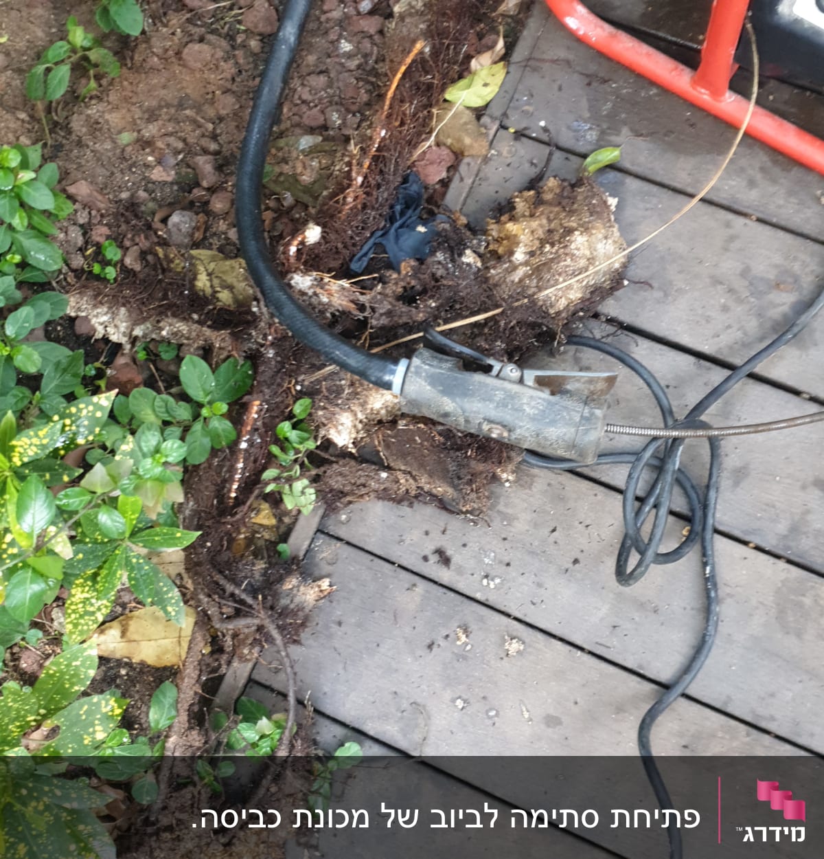 כלי עבודה של אינסטלטור עם כבל על רצפה